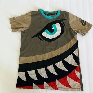 The Nike Tee Olive Green Shirt size Small Boys.